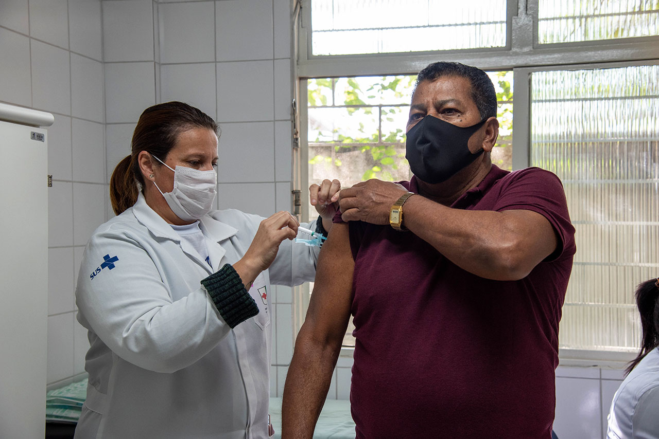 Colombo reduz intervalo da dose reforço da vacina contra a Covid-19