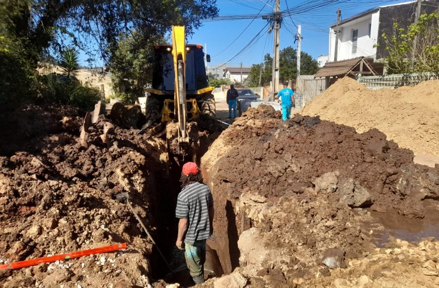 Prefeitura realiza obras de drenagem e pavimentação em cinco ruas