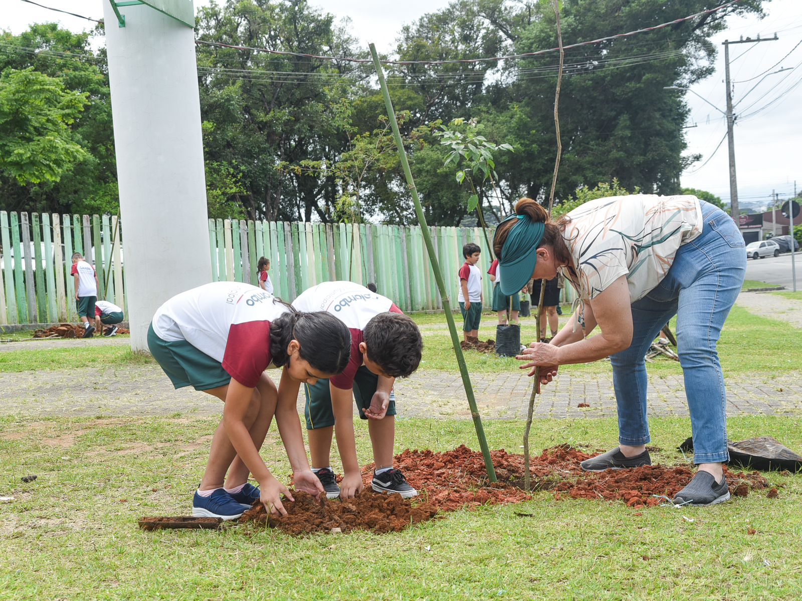 Alunos da rede municipal participam do plantio de 1200 ipês e 600 mudas de árvores frutíferas