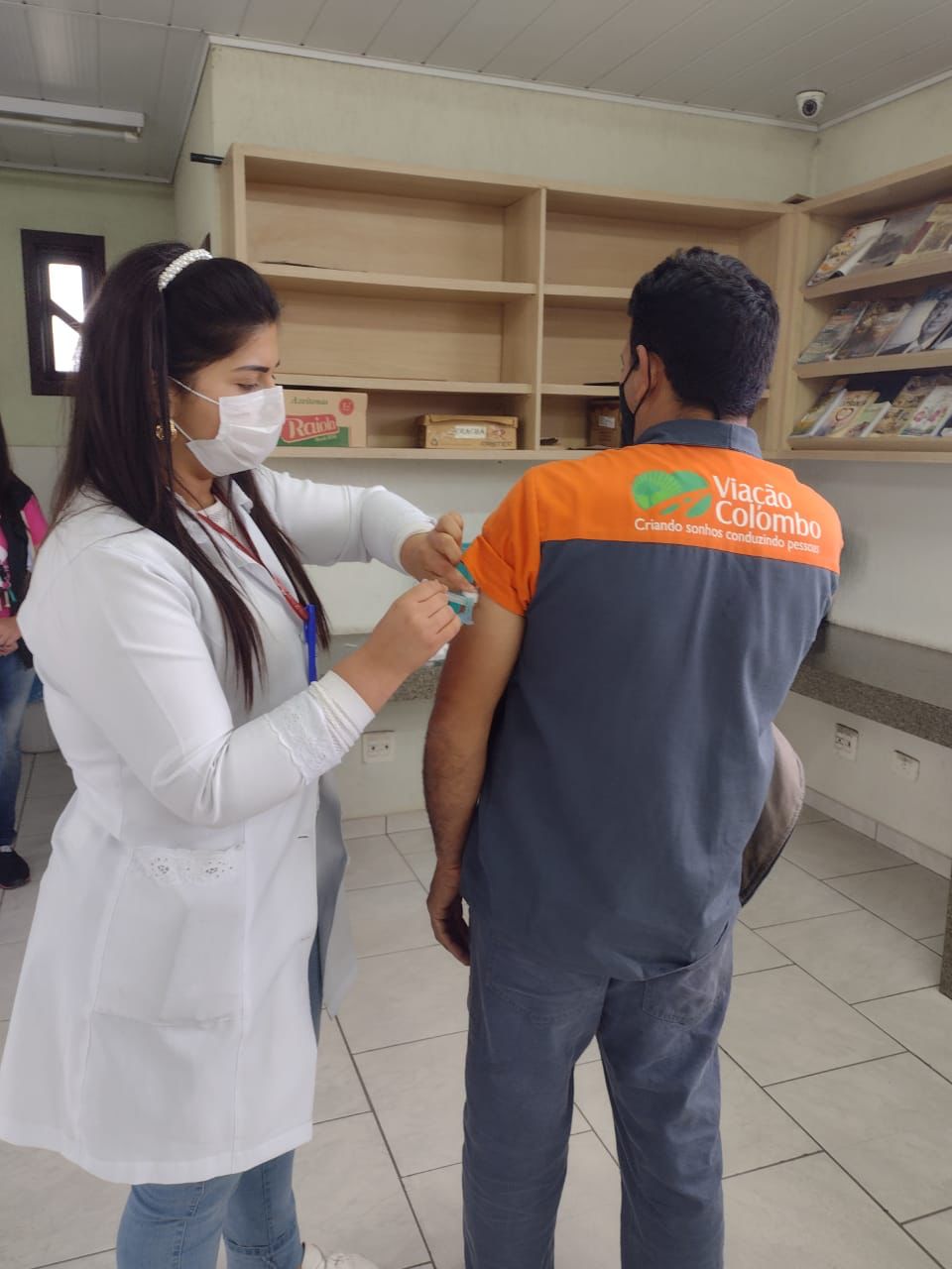 Saúde realiza vacinação itinerante contra a gripe em empresas privadas do município