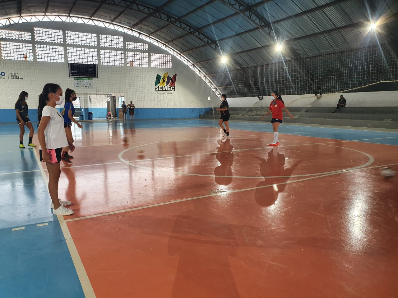 Escolinha de Futsal Feminino Gratuita continua a todo vapor no Ginásio de  Esportes do Rio Verde – Prefeitura Municipal de Colombo