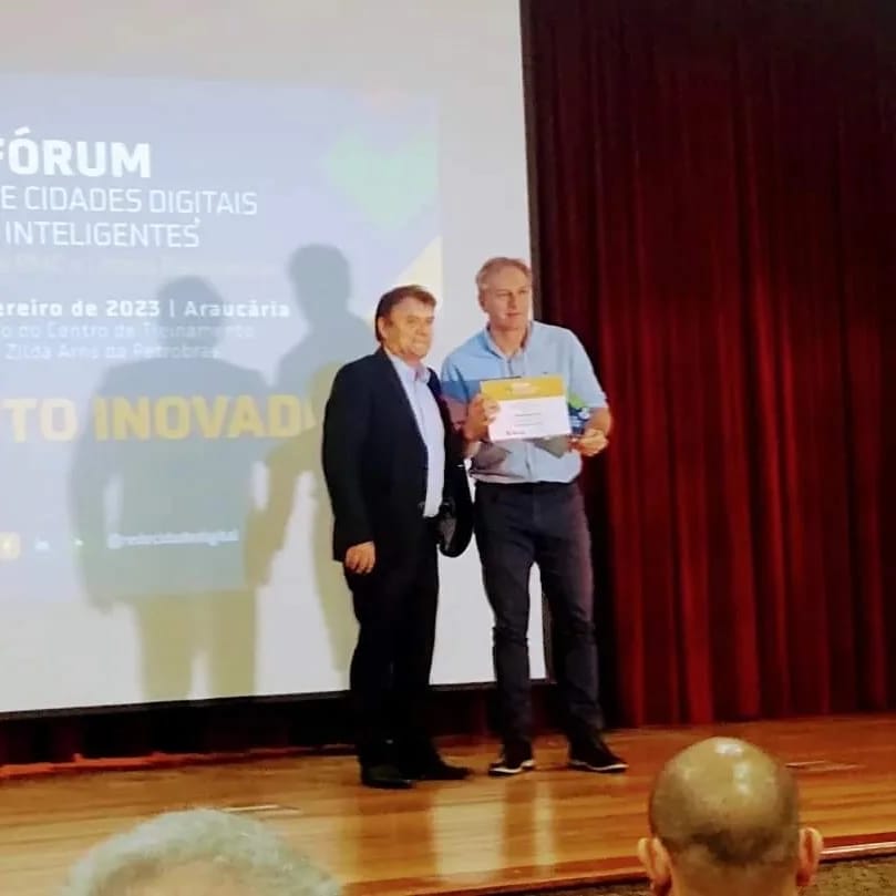 Colombo recebe premiação sobre Soluções Digitais na Educação no Fórum de Cidades Digitais e Inteligentes da RMC e Litoral