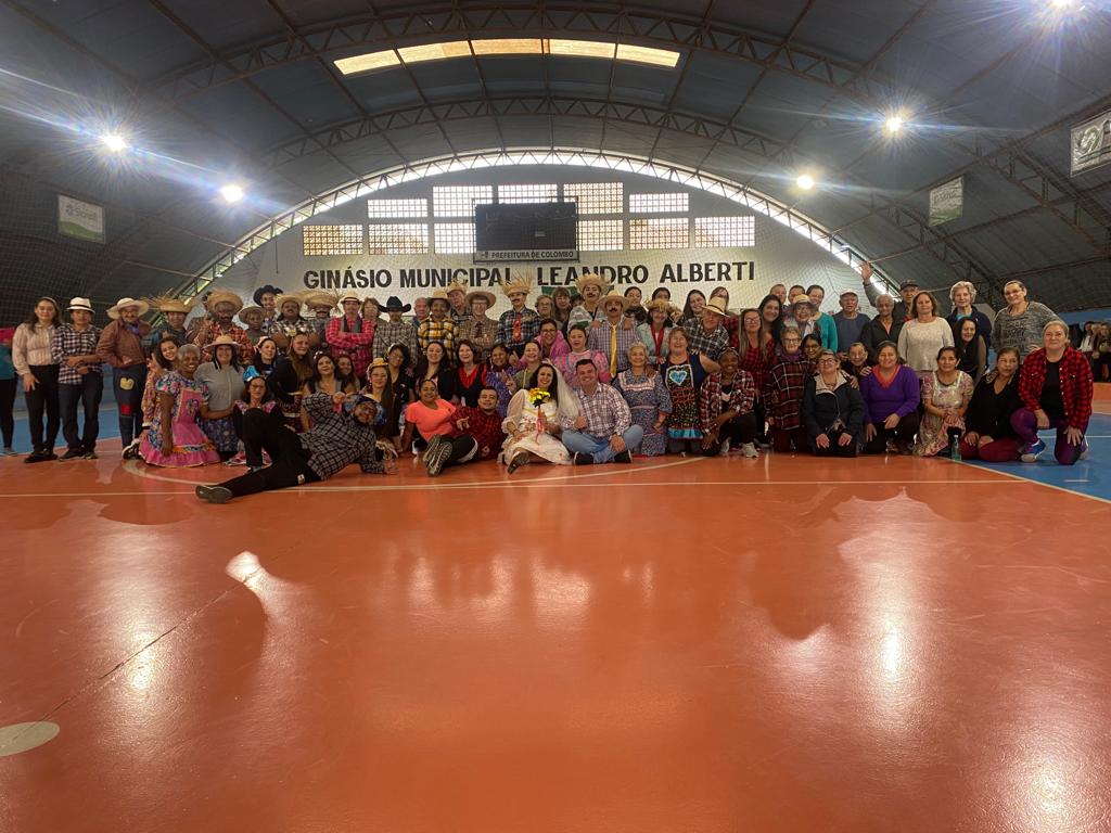 Escolinha de Futsal Feminino Gratuita continua a todo vapor no Ginásio de  Esportes do Rio Verde – Prefeitura Municipal de Colombo