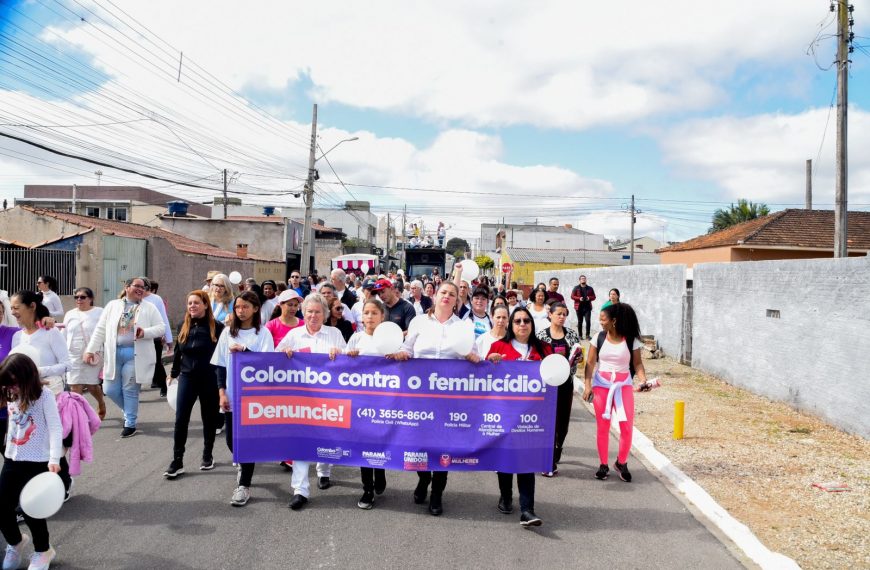 Caminhada reúne colombenses contra o feminicídio