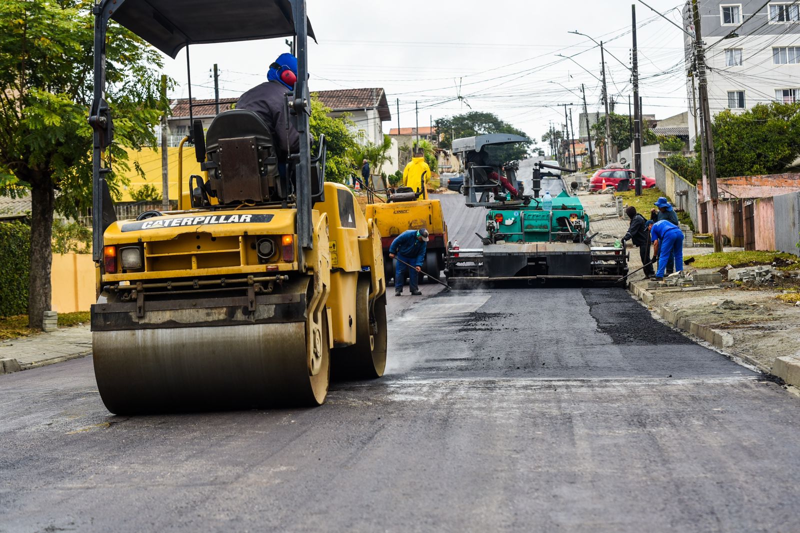 Rua Getúlio Vargas recebe primeira camada de asfalto