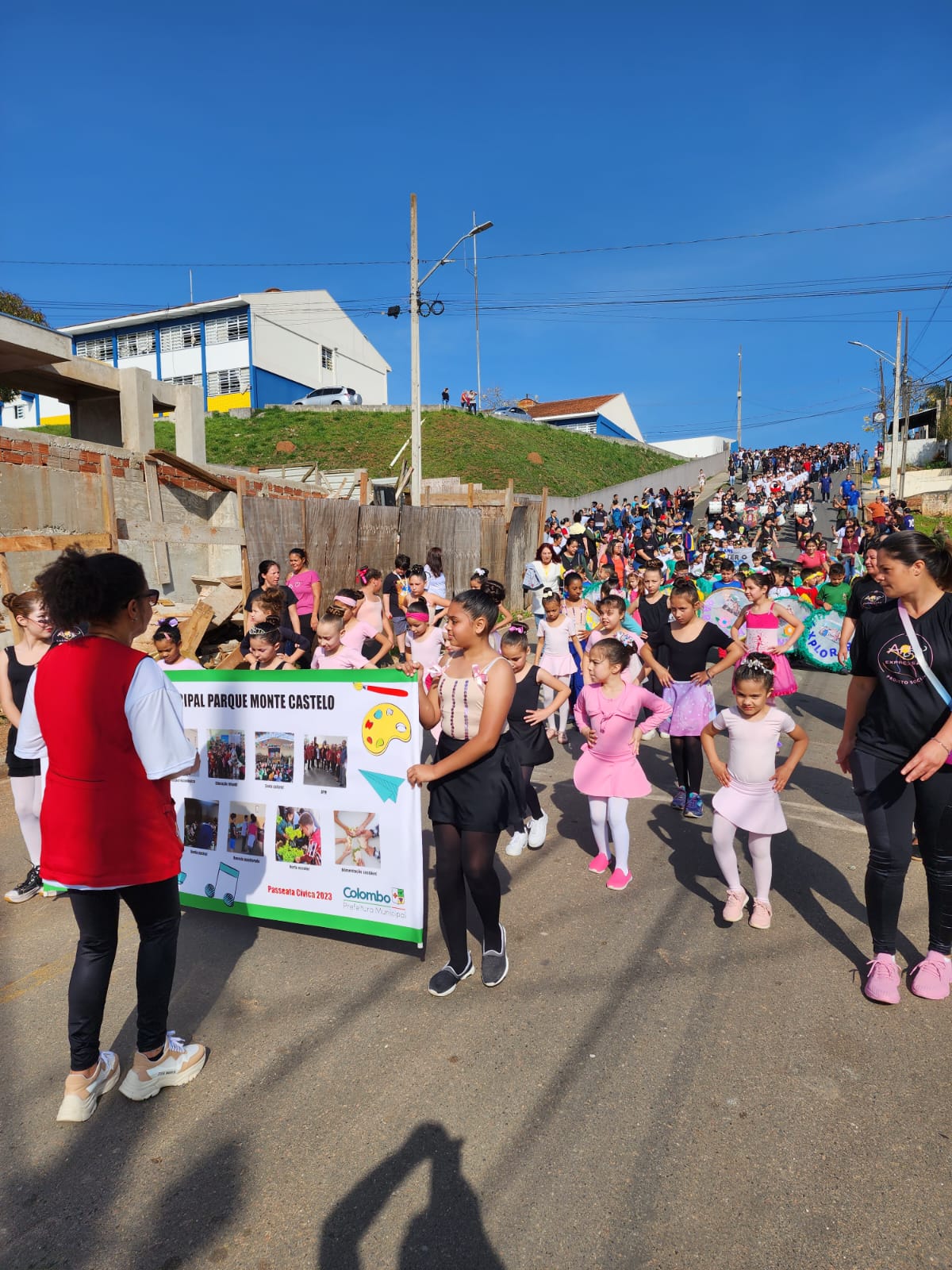 Desfiles cívicos promovidos pela Prefeitura de Colombo têm início no Bairro Monte Castelo