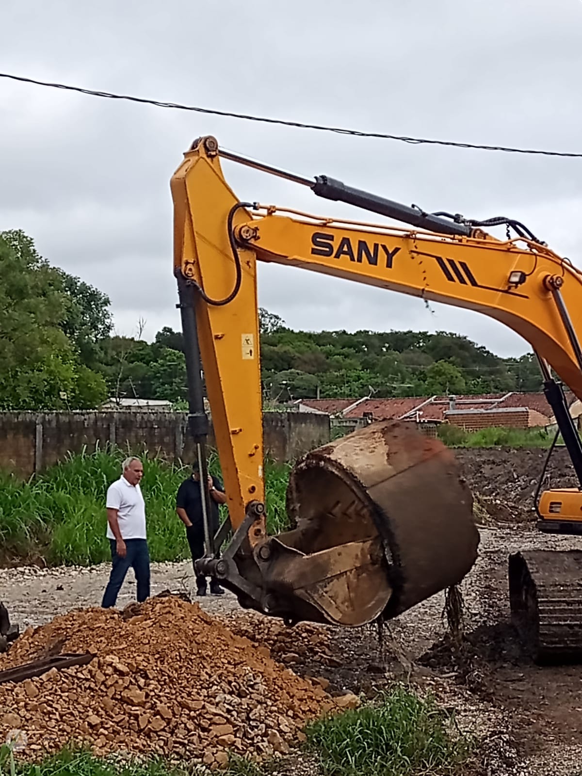 Obras da Prefeitura para a desobstrução no Rio de Baixo no Jardim das Graças vai prevenir alagamentos futuros