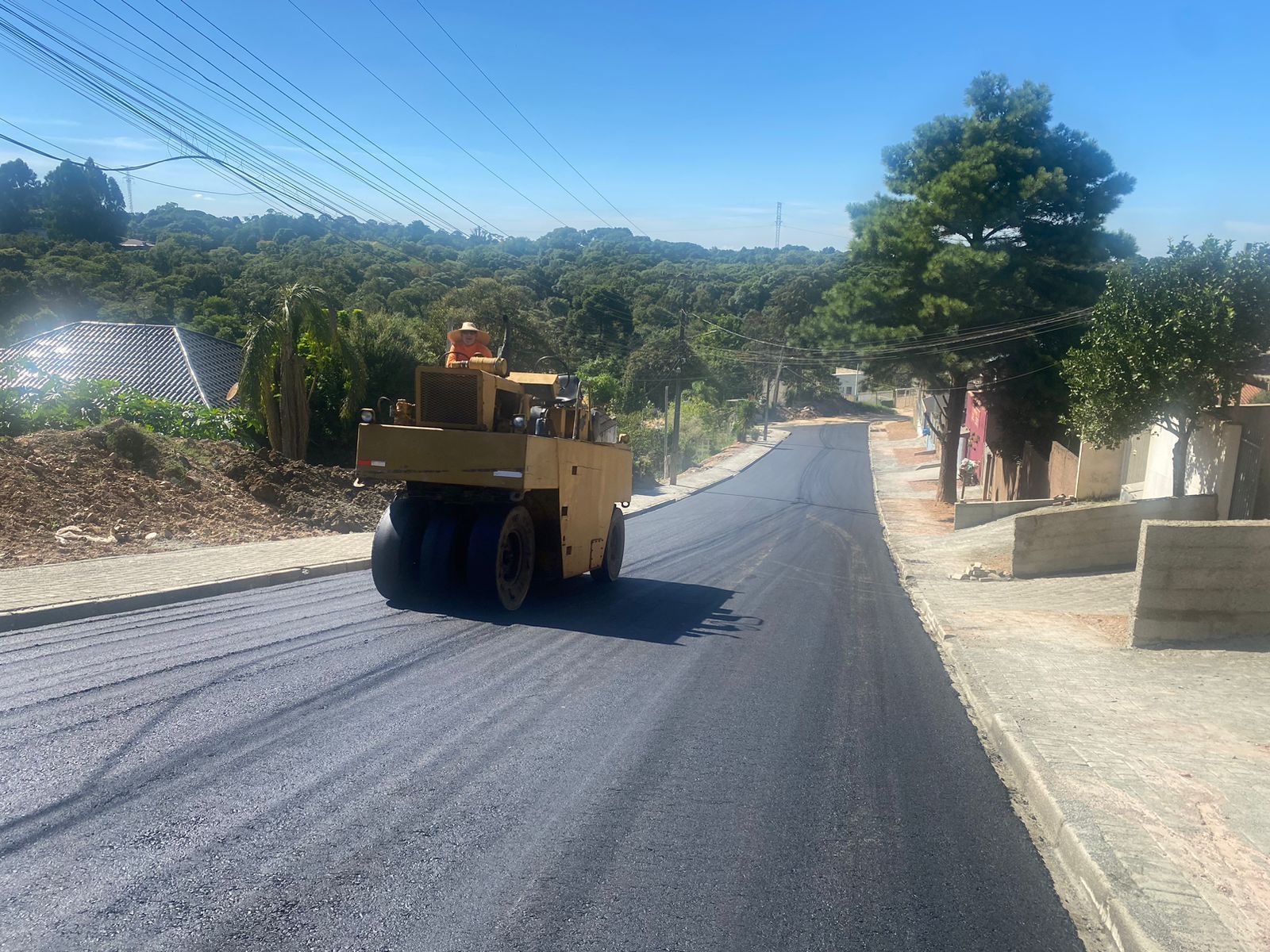 Prefeitura leva asfalto novo e de qualidade para a Rua da Imbuia