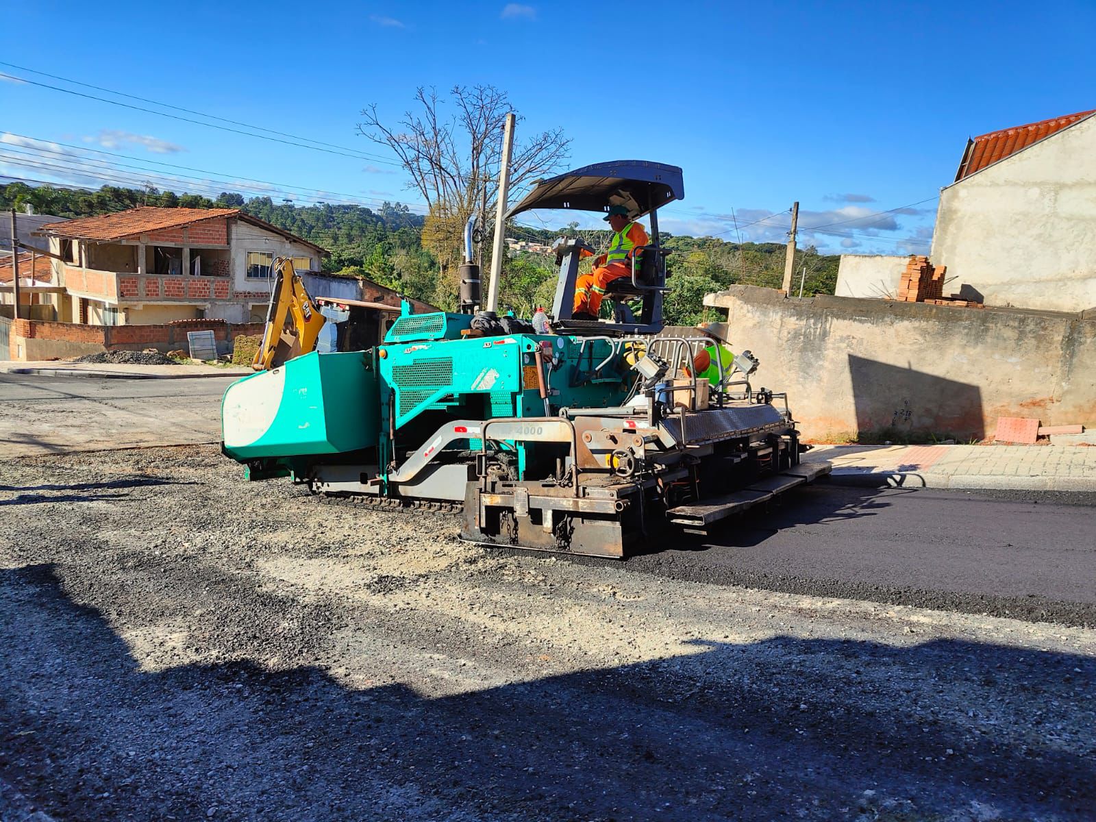 Fase final das obras: Prefeitura pavimenta a Rua Alberto Maschio