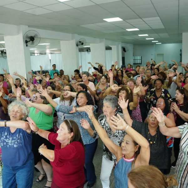 Baile da Integração transforma solidão em sorrisos e dança