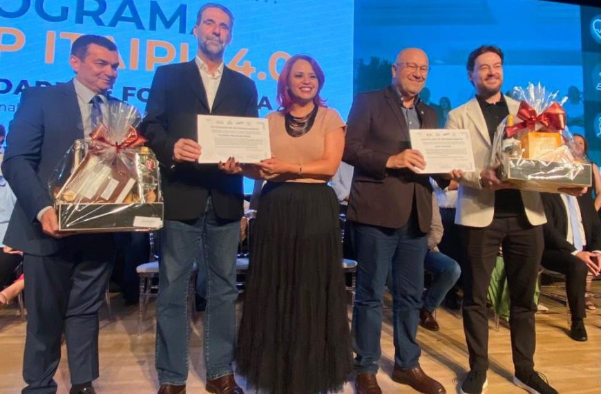 Professora Valdinéa Pereira de Souza, Diretora da Escola de Gestão Pública de Colombo recebe CERTIFICADO DE RECONHECIMENTO durante a Formatura do PROGRAMA AMP-ITAIPU 4.0