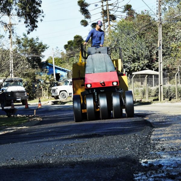 Rua Padre Domingos Marini recebe asfalto e iluminação em 4 km de extensão