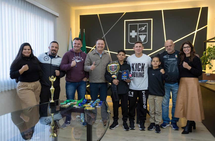 Jovem atleta colombense de Kickboxing recebe homenagem da Prefeitura