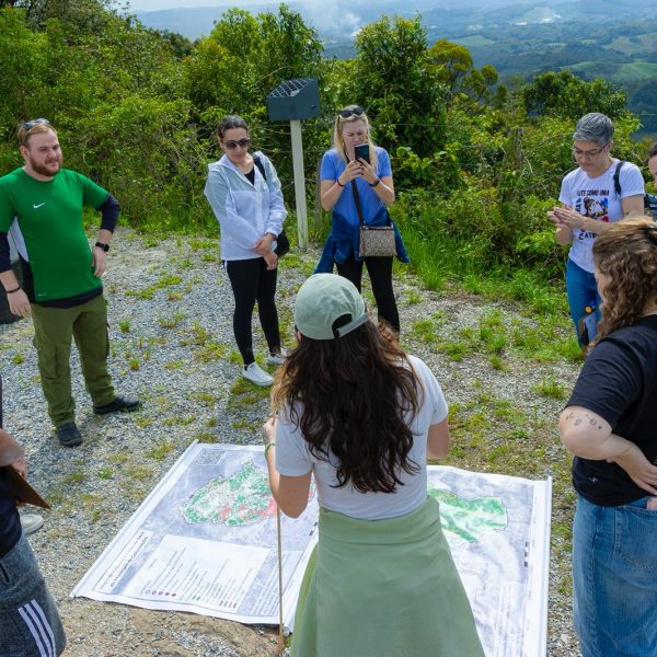 Professores participam de aula de campo do Programa Conexão Criança & Natureza