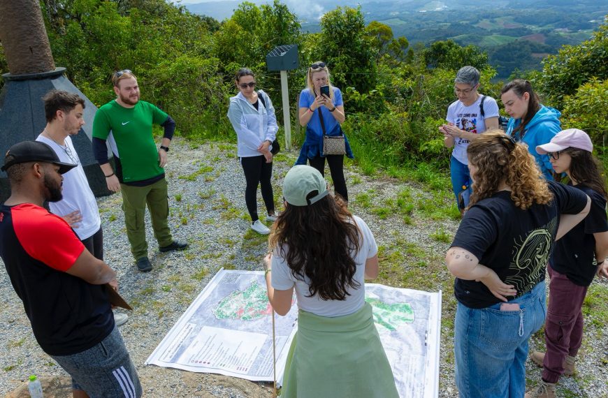 Professores participam de aula de campo do Programa Conexão Criança & Natureza