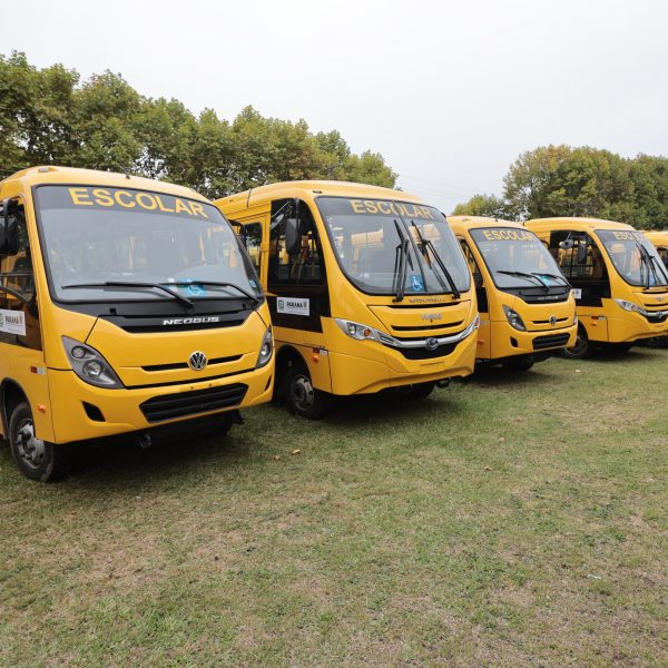 Colombo recebe novo ônibus escolar em programa do Governo do Estado