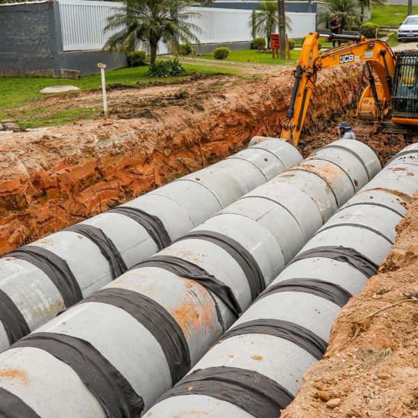 Prefeito vistoria obra de pavimentação com solução para alagamentos no Parque Embú