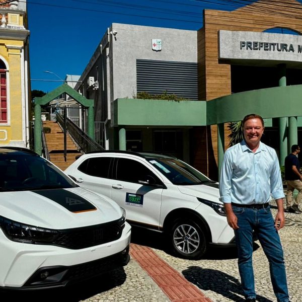 Prefeito recebe dois veículos para cultura e assistência social