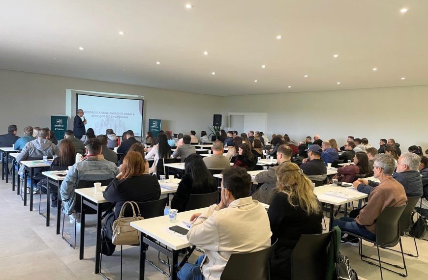 Escola de Gestão Pública promove treinamento que fortalece a gestão e a fiscalização de contratos administrativos em Colombo