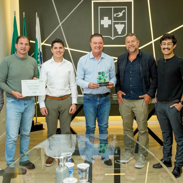 Colombo recebe troféu da Smart City Expo Curitiba 2026 por participação de destaque em evento de inovação