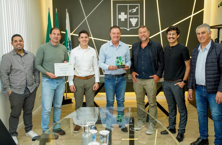 Colombo recebe troféu da Smart City Expo Curitiba 2026 por participação de destaque em evento de inovação