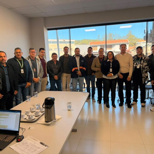 Prefeitura reúne operadoras e Copel para buscar solução para excesso de fios nos postes