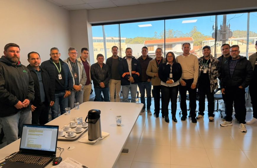 Prefeitura reúne operadoras e Copel para buscar solução para excesso de fios nos postes