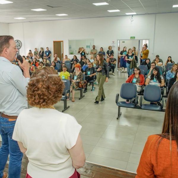 Colombo reúne profissionais de 24 municípios em jornada sobre saúde mental infantojuvenil