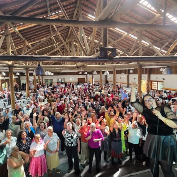 Colombo reúne pessoas idosas em Encontro Regional 60+ com música, dança e integração