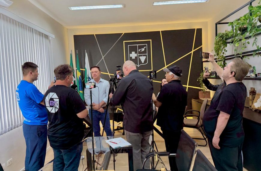 Prefeito anuncia pagamento retroativo do piso do magistério, com início ainda em 2026